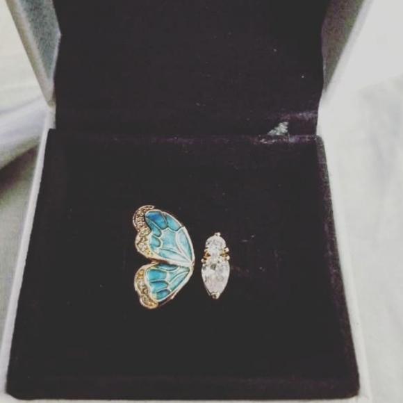 Jewelry - Beautiful butterfly ring